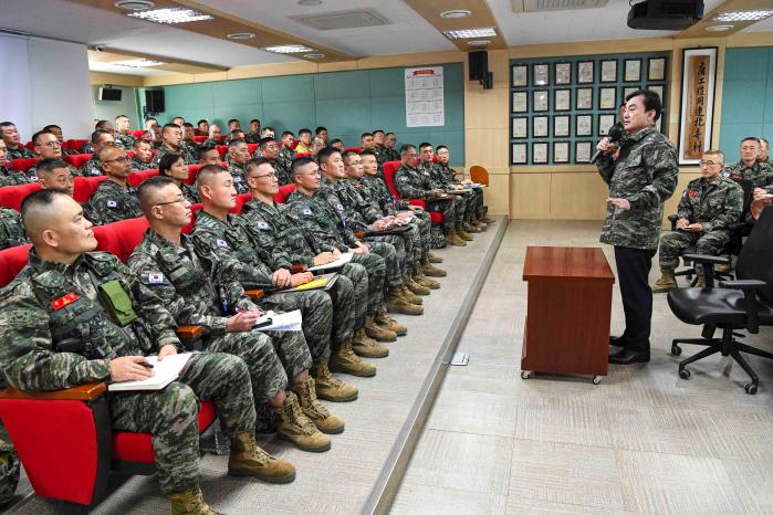 해병대1사단을 방문한 안 장관이 주요 직위자를 대상으로 격려사를 하고 있다. 국방부 제공