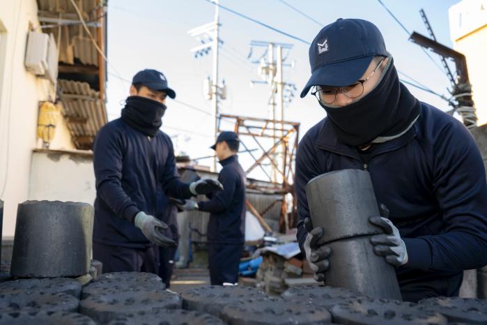 해군교육사령부 기술행정학교 교관·교육생들이 연탄을 나르고 있다. 사진 제공=홍성민 중사(진)