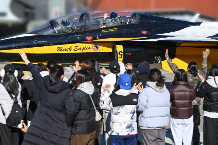 지난 26일 공군53특수비행전대를 방문한 횡성여고 학생들이 항공기를 보며 손을 흔들고 있다. 부대 제공