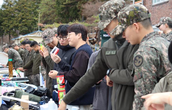 플리마켓 참가 장병들이 필요한 물품을 고르고 있다. 부대 제공
