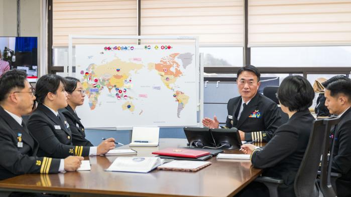 해군본부 국제협력과 6명의 소수 정예 군사외교관들이 사무실에서 회의하고 있다. 이들은 회담 준비, 외국군 교류, 방산 수출 협력 등 우리 해군의 국제외교 전략을 설계하고 조율한다.