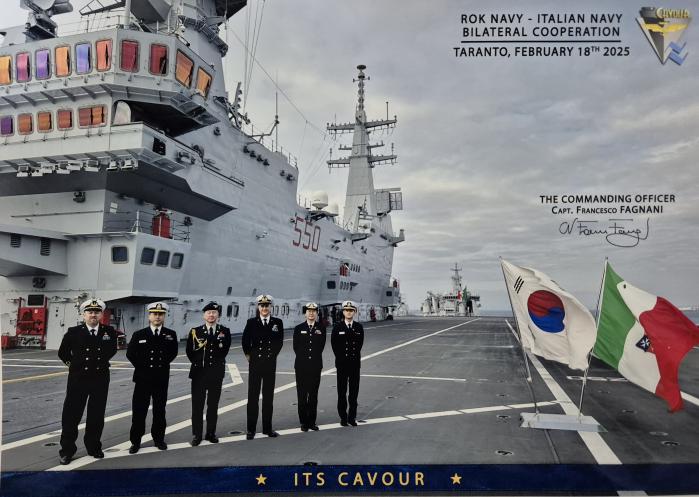 지난 2월 한·이탈리아 해군회의 개설 실무회의차 이탈리아 타란토 해군기지를 방문한 구성원들.