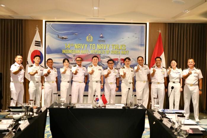 지난 1월 인도네시아 수라바야에서 열린 제14회 한·인니 해군대해군회의에서 관계자들이 기념 사진을 찍고 있다.
