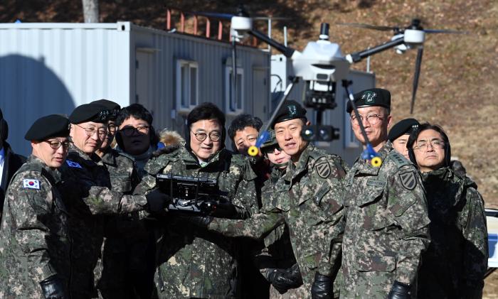 우원식 국회의장이 지난 26일 육군11기동사단 철마대대를 방문해 부대에서 운용하는 드론의 조종 체험을 하고 있다. 연합뉴스