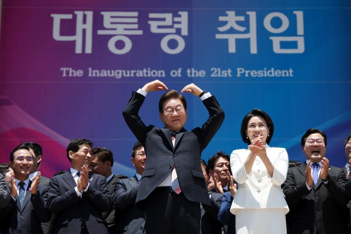 이재명 대통령이 6월 4일 열린 제21대 대통령 취임선서식을 마치고 국회 잔디광장에 모인 시민들을 향해 하트를 만들어 보이고 있다. 연합뉴스