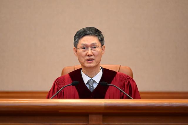 문형배 헌법재판소장 권한대행이 4월 4일 서울 종로구 헌법재판소 대심판정에서 열린 윤석열 대통령 탄핵심판 선고에 입장해 있다. 연합뉴스