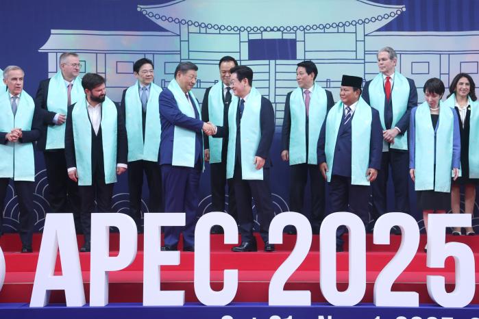 11월 1일 경주화백컨벤션센터에서 열린 2025 APEC 정상회의 기념촬영에서 이재명 대통령이 시진핑 중국 국가주석과 악수하고 있다. 연합뉴스