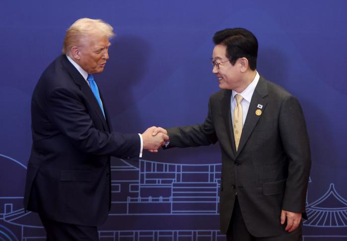 10월 29일 경북 경주시 국립경주박물관에서 열린 한미 정상회담에서 이재명 대통령과 도널드 트럼프 미국 대통령이 악수하고 있다. 연합뉴스