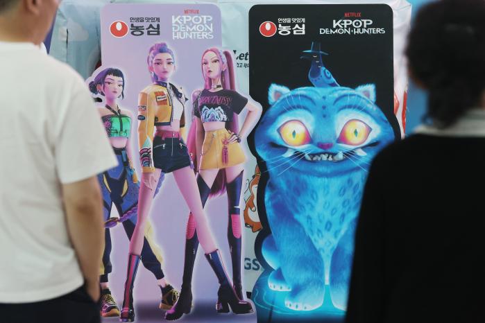 8월 31일 인천국제공항 제2여객터미널 한 편의점에 마련된 인기 애니메이션 영화 ‘케이팝 데몬 헌터스’ 제품 홍보물이 눈길을 끌고 있다. 연합뉴스