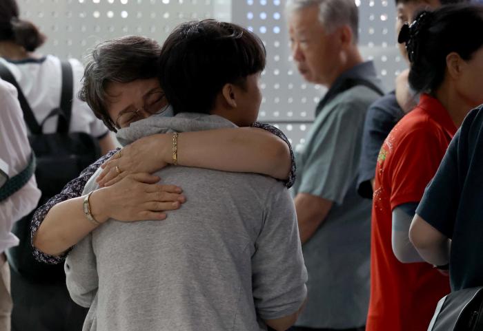 미국 이민당국에 의해 조지아주에 구금됐던 한국인 근로자들이 9월 12일 인천국제공항으로 돌아와 가족들과 상봉하고 있다. 연합뉴스