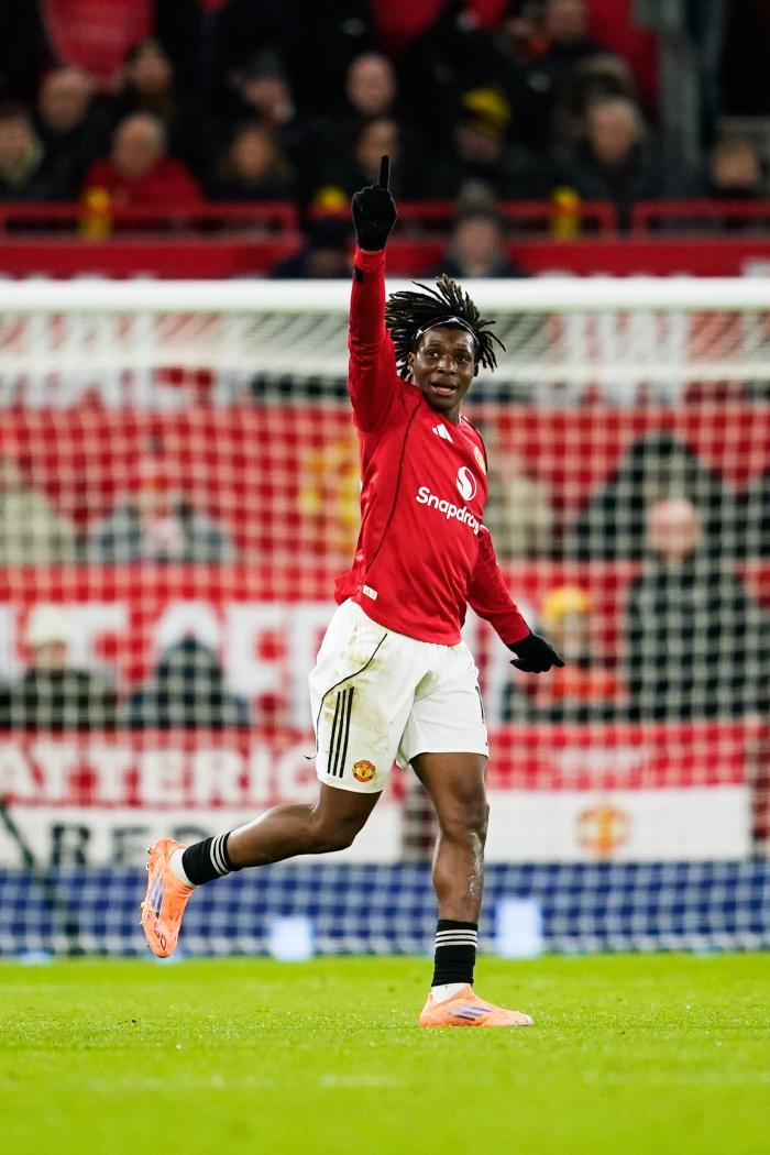 잉글랜드 프로축구 프리미어리그(EPL) 맨체스터 유나이티드(맨유)의 윙어 파트리크 도르구가 27일(한국시간) 영국 맨체스터의 올드 트래퍼드에서 열린 뉴캐슬과 2025-2026 EPL 18라운드 홈 경기에서 전반 24분 결승골을 터뜨린 뒤 환호하고 있다. 지난 2월 맨유에 입단한 덴마크 출신 도르구는 공식전 38경기 만에 맨유 및 EPL 데뷔골을 뽑아냈다. 1-0으로 이긴 맨유는 리그 5위로 올라섰다. AP·연합뉴스