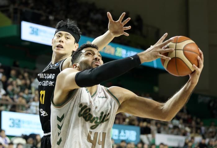 28일 강원 원주DB프로미아레나에서 열린 2025-2026 프로농구 원주 DB와 서울 삼성의 경기에서 DB 에삼 무스타파가 삼성 이관희의 수비를 피해 골밑슛을 시도하고 있다. DB가 삼성을 81-67로 꺾고 3연승을 달리며 시즌 전적 16승 10패로 4위를 지켰다. 연합뉴스