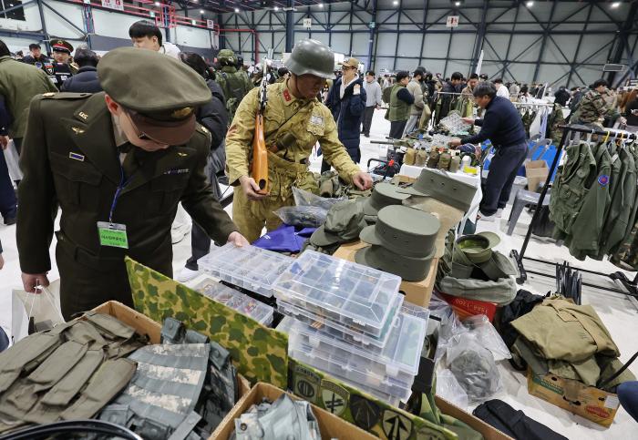 28일 서울 강남구 세텍에서 열린 ‘제36회 플래툰 컨벤션’에서 참관객이 전시를 둘러보고 있다. 연합뉴스