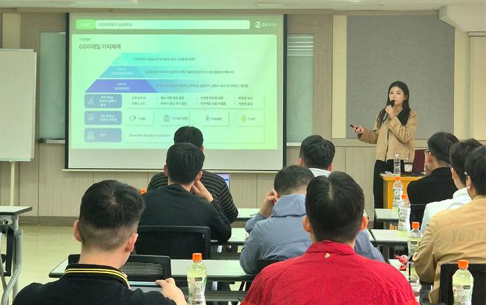 육군2기갑여단이 장병들의 전직 및 취·창업지원을 위해 개최한 순회교육에서 참석자들이 강의를 듣고 있다. 부대 제공