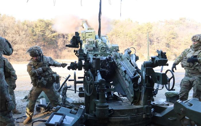 한미 연합 포병사격 중 미군 장병들이 M777 견인포 사격을 하고 있다. 합참 제공