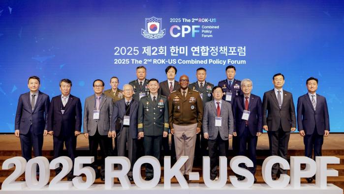 제이비어 브런슨(앞줄 오른쪽 다섯째) 한미연합군사령관과 김성민(앞줄 왼쪽 다섯째) 연합사 부사령관 등이 29일 ‘제2회 한미 연합정책포럼’에서 기념사진을 찍고 있다. 연합사 제공