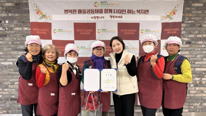 향군 경기평택시포승읍회 여성회원들이 평택서부복지관으로부터 감사장을 받은 뒤 환하게 웃고 있다. 향군 제공
