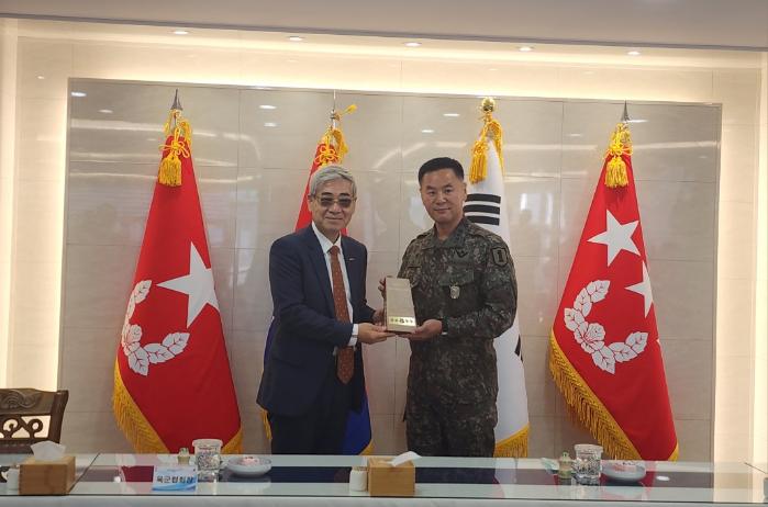 권오성(왼쪽) 대한민국 육군협회장이 1보병사단 육탄여단 최하용 여단장에게 육군협회장상을 수여하고 있다. 육군협회 제공