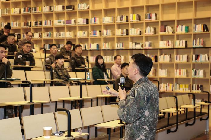 육군본부 정책실 남승현 군사혁신과장이 육군의 드론 및 로봇정책을 소개하고 있다. 부대 제공