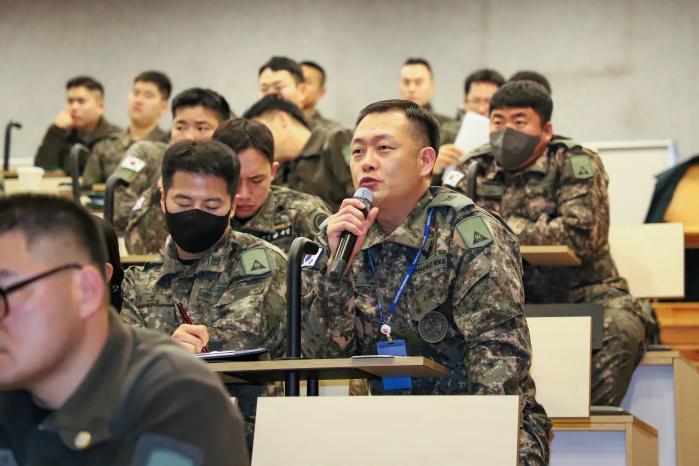 육군부사관학교 드론교육과장 천승환 원사(진)가 교관 연구 발표·토의시간에 의견을 개진하고 있다. 부대 제공