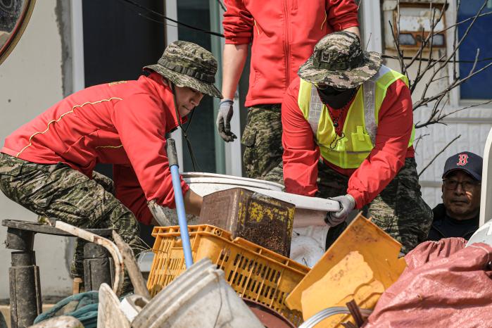 해병대6여단 포병대대 장병들이 지역 홀몸 어르신의 자택을 찾아 환경 정화 봉사활동을 하고 있다. 사진 제공=김예닮 상병