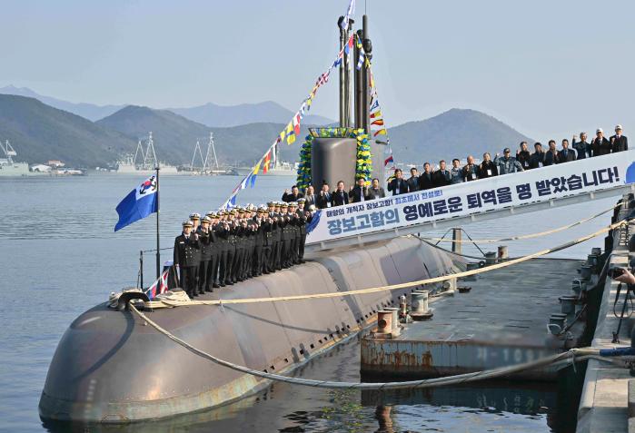 29일 진해군항에서 거행된 장보고함 퇴역식에서 장보고함 현역 및 예비역 승조원들이 기념촬영을 하고 있다. 해군 제공