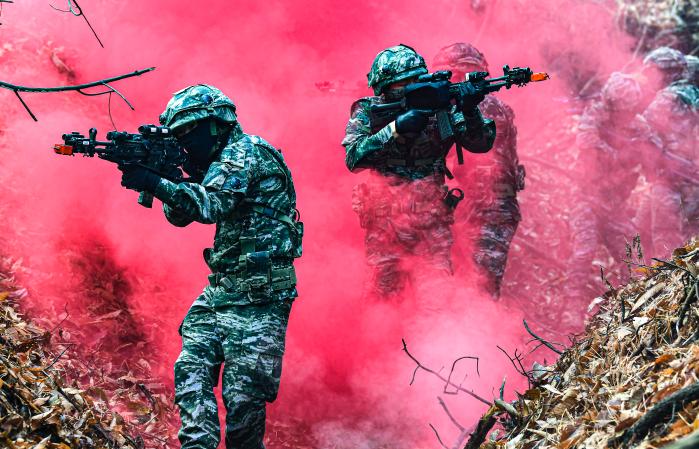 해병대2사단 장병들이 소부대 전술훈련 중 마일즈 장비를 활용한 공격·방어작전을 전개하고 있다. 부대 제공
