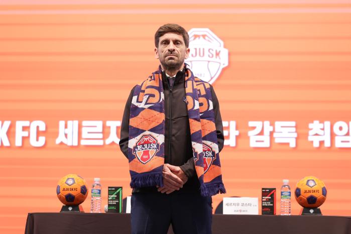 세르지우 코스타 신임 제주 SK FC 감독이 29일 서울 강서구 메이필드호텔에서 열린 취임 기자회견에서 기념 촬영하고 있다. 제주 SK 제공