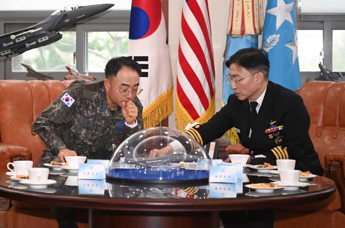 차준선(왼쪽) 공군작전사령관이 29일 이국종 국군대전병원장을 만나 항공의무후송 협력체계 발전방안을 논의하고 있다. 부대 제공