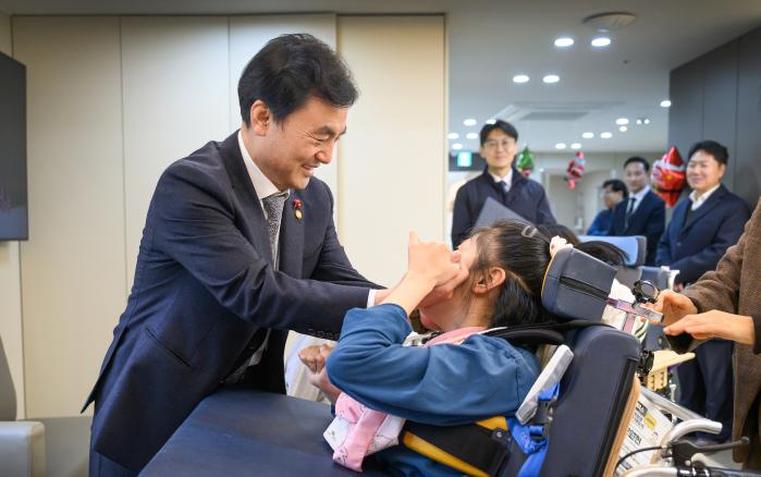 안규백 국방부 장관이 29일 장애아동 요양시설 ‘영락애니아의 집’에서 장애 아동에게 위로와 격려를 전하고 있다. 국방부 제공