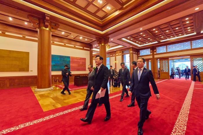 이재명 대통령이 29일 용산 대통령실 이전 후 청와대로 첫 출근을 하고 있다. 대통령이 청와대로 출근하는 것은 문재인 전 대통령이 퇴임한 2022년 5월 9일로부터 1330일 만이다. 청와대 제공