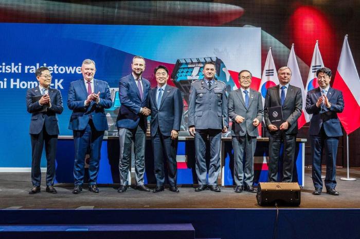 폴란드 바르샤바 군사박물관에서 열린 3차 실행계약 체결식에서 관계자들이 기념촬영을 하고 있다. 왼쪽부터 손재일 한화에어로스페이스 대표이사, 파베우 베이다 폴란드 국방차관, 브와디스와프 코시니아크카미시 폴란드 부총리 겸 국방장관, 강훈식 대통령비서실장, 아르투르 쿱텔 폴란드 군비청장, 이용철 방위사업청장, 피오트르 보이첵 WB그룹 회장, 원종대 국방부 자원관리실장. 한화에어로스페이스 제공