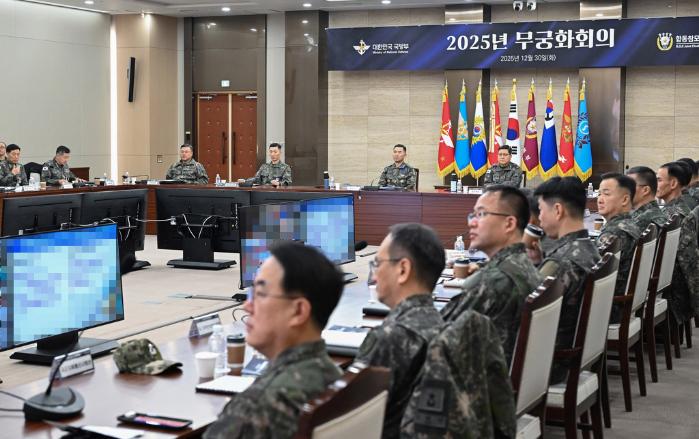 진영승(뒷줄 오른쪽 둘째) 합동참모의장을 비롯한 육·해·공군 및 해병대 장군들이 30일 2025년 무궁화회의에 참석해 회의 내용을 경청하고 있다. 합참 제공