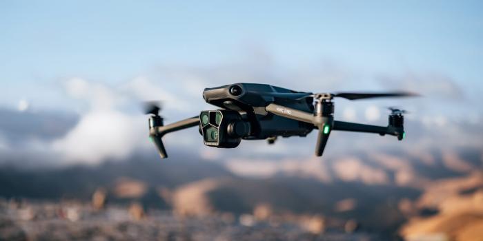 중국 DJI의 ‘매빅’ 드론. 매빅 드론은 러시아·우크라이나 전쟁에서 야전 정찰, 적 위치 확인, 수류탄 투하까지 수행하며 사실상 군용 드론처럼 사용되고 있다. 사진=DJI 공식 홈페이지