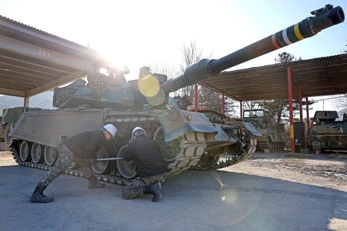 혹한기 훈련을 앞두고 수기사 장병들이 전투장비 대상 점검·정비 활동을 하고 있다. 사진 제공=이정민 대위