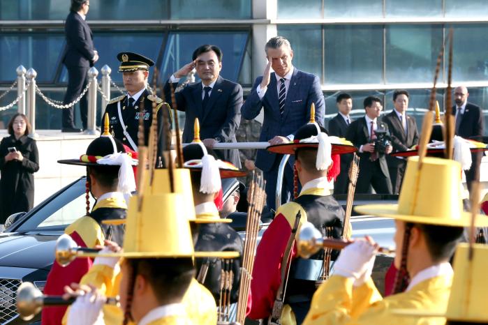 안규백 국방부 장관과 피트 헤그세스 미국 전쟁부(국방부) 장관이 지난달 4일 서울 용산구 국방부에서 열린 제57차 한미안보협의회의(SCM)에 앞서 의장대를 사열하고 있다. 조종원 기자