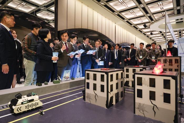 지난 3일 국방AX 확산을 위한 다부처 MOU 체결식에서 관계부처 장관들과 부스 관람을 하고 있는 안규백 국방부 장관. 이경원 기자