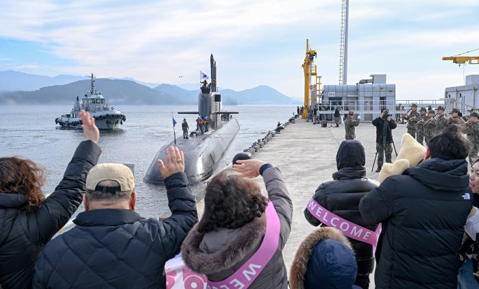해군 잠수함 안무함이 ‘2025 사일런트 샤크’ 훈련을 마치고 30일 장병과 군가족들의 환영을 받으며 진해군항으로 입항하고 있다. 해군 제공