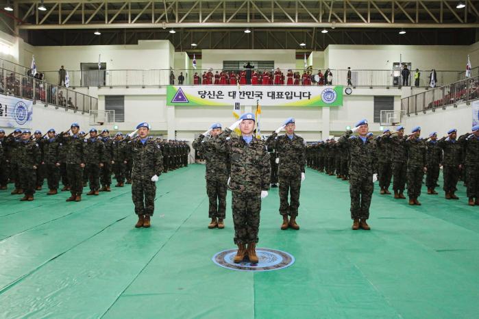 30일 국제평화지원단에서 열린 동명부대 32진 환송식에서 부대원들이 완벽한 임무 수행을 다짐하며 경례하고 있다. 부대 제공