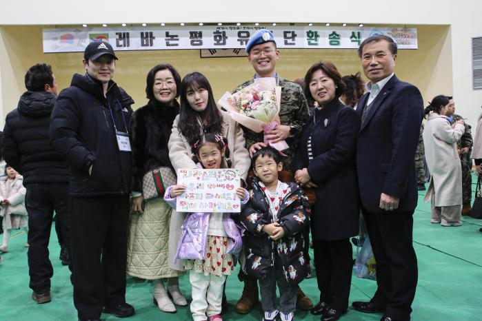 기념사진을 찍는 동명부대 32진 장병과 가족들. 부대 제공