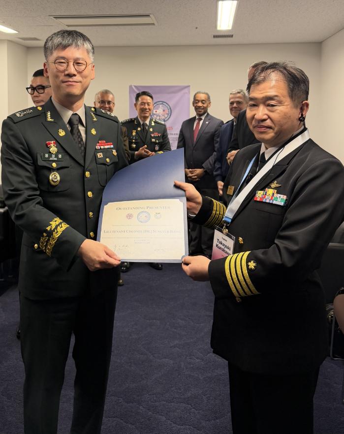 정성엽(왼쪽) 국군수도병원 외과장이 2025년 인도·태평양 군 보건 학술대회에서 최우수 연자상을 받은 뒤 기념촬영하고 있다. 부대 제공