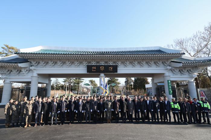 30일 육군훈련소에서 열린 연무문 준공식에서 참석자들이 신축된 연무문을 배경으로 기념촬영을 하고 있다. 현판의 ‘연무대’는 육군훈련소 별칭이자 무예를 연마하는 곳이라는 뜻을 담고 있다.