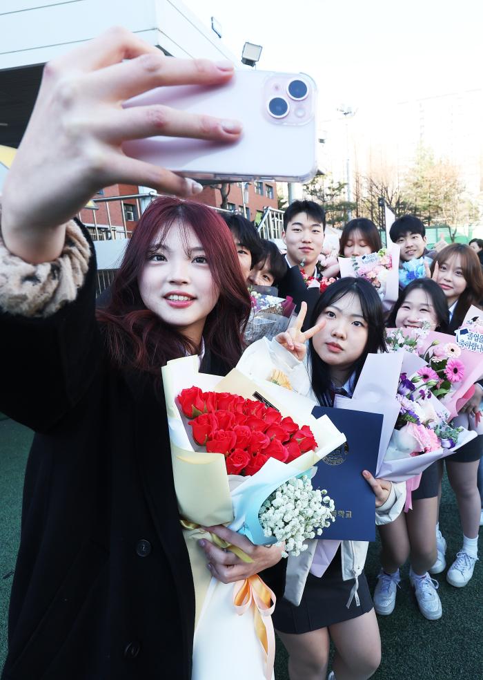30일 경기 군포시 용호고등학교에서 열린 제27회 졸업식에서 졸업생들이 사진을 찍으며 추억을 남기고 있다. 연합뉴스