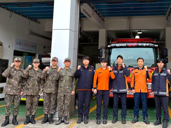 의식을 잃은 시민을 구한 육군53보병사단 기동대대 장병과 해운대소방서 119안전센터 구급대원들. 부대 제공