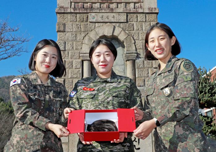 소아암 환자를 위해 모발을 기부한 육군공병학교 교관과 교육생들. 왼쪽부터 박수영 소령, 장우라 대위, 최서영 대위. 사진 제공=최효준 병장