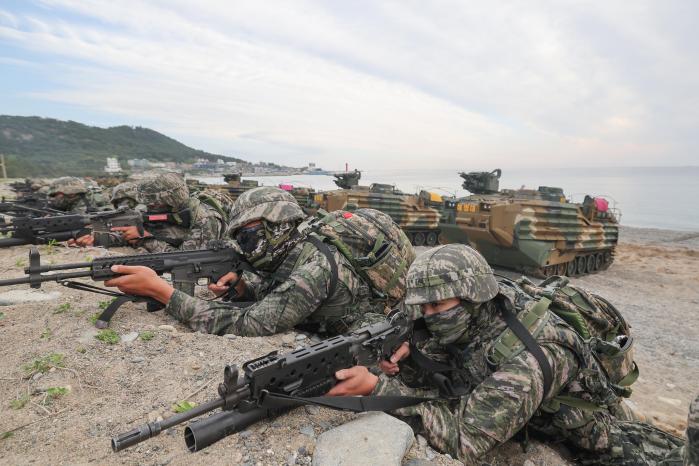 해병대1사단 장병들이 지난해 4월 경북 포항시 독석리 해안에서 진행된 25년 전반기 합동상륙훈련 결정적 행동에서 한국형 상륙돌격장갑차(KAAV)를 이용해 상륙한 뒤 하차전투를 하고 있다 . 국방일보DB