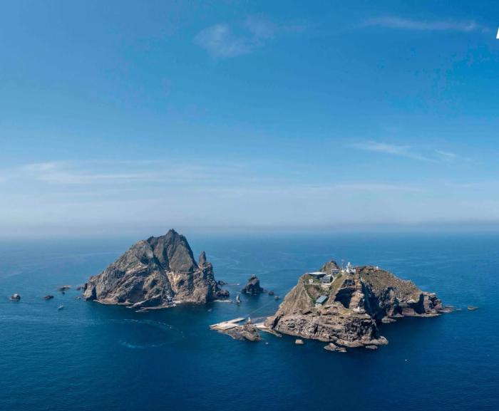 푸른 동해에 우뚝 서 있는 독도.