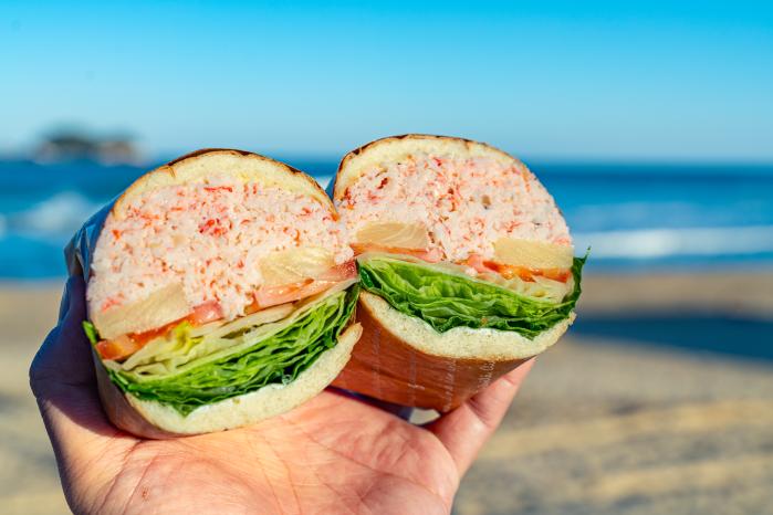 속초관광수산시장의 인기 상품 홍게샌드위치.