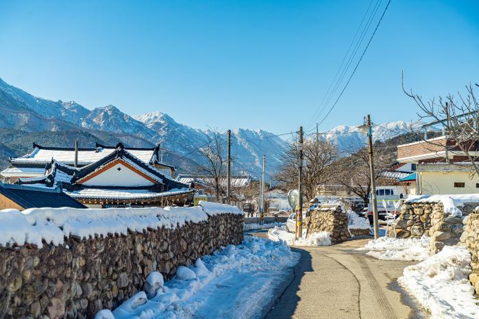 상도문돌담마을에서 본 설악산 설경.