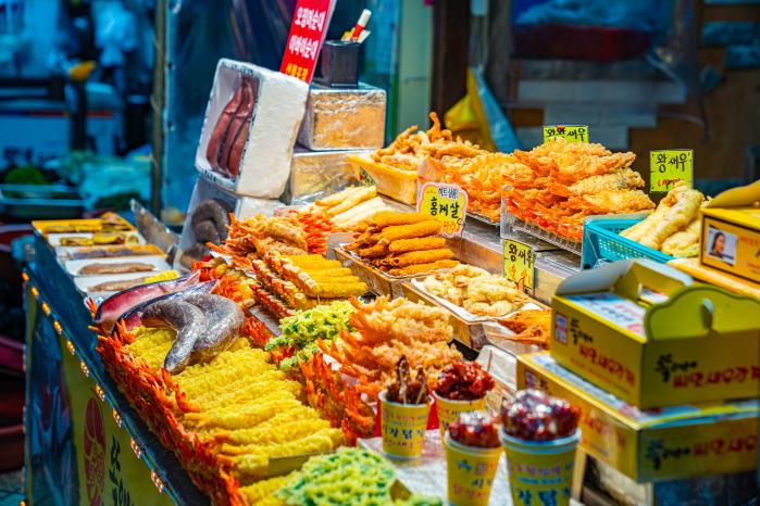 맛있는 음식으로 가득한 속초관광수산시장.